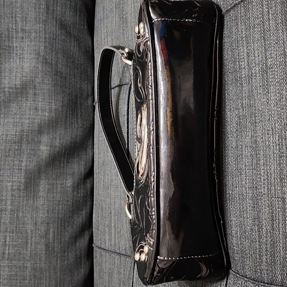 BEAUTIFUL XOXO BLACK PATENT HEARTS SHOULDER BAG IN GREAT CONDITION! - Picture 3 of 8